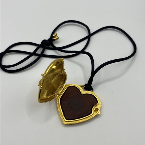 Vintage Estee Lauder Solid Perfume Compact, Chained Heart Black Satin Necklace - Picture 9 of 13